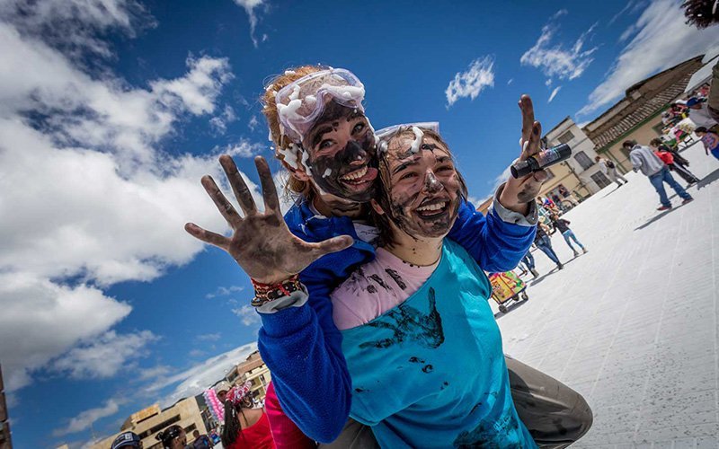 Juego de la pintica Día de Negros en el Carnaval de Pasto